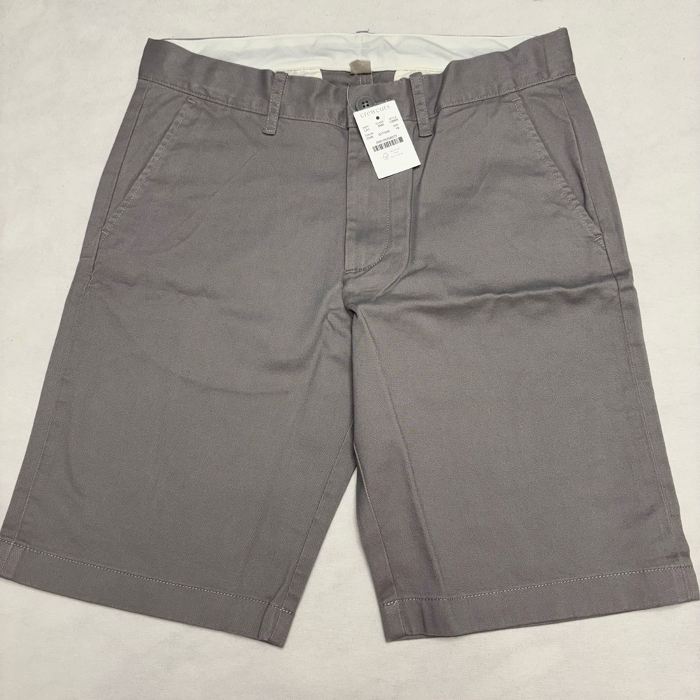 Crewcuts Boy’s Gray Flat Front Shorts Size 16
New with tag.